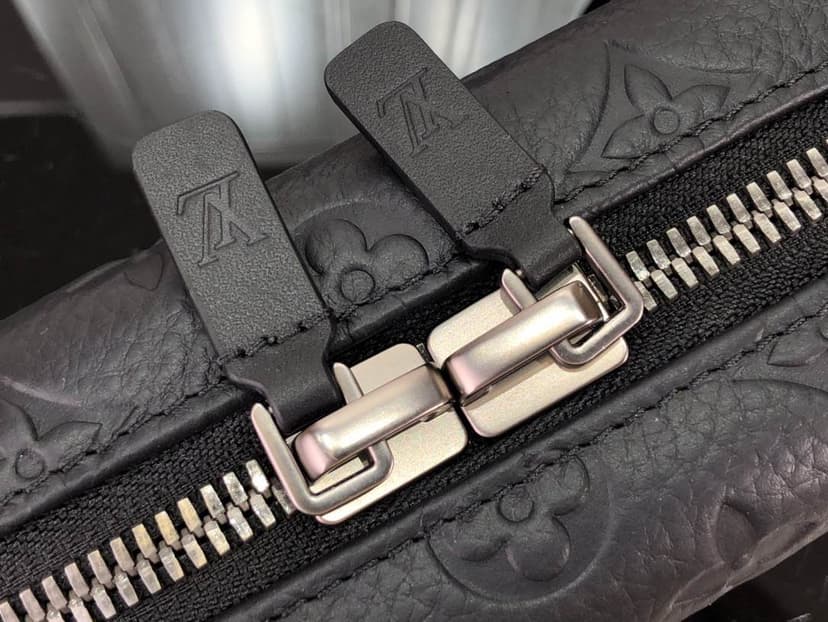 Louis Vuitton Horizon Clutch Black 21cm/ 8.3 in