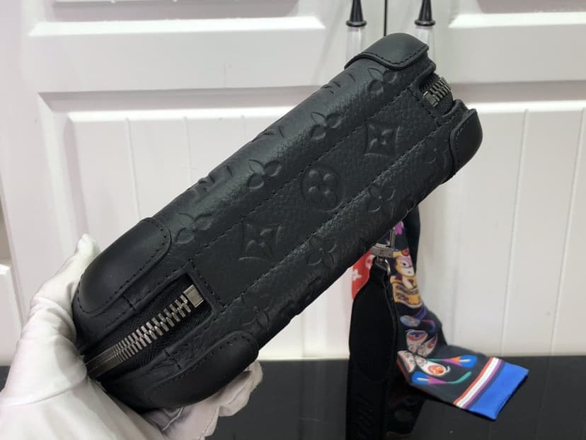 Louis Vuitton Horizon Clutch Black 21cm/ 8.3 in