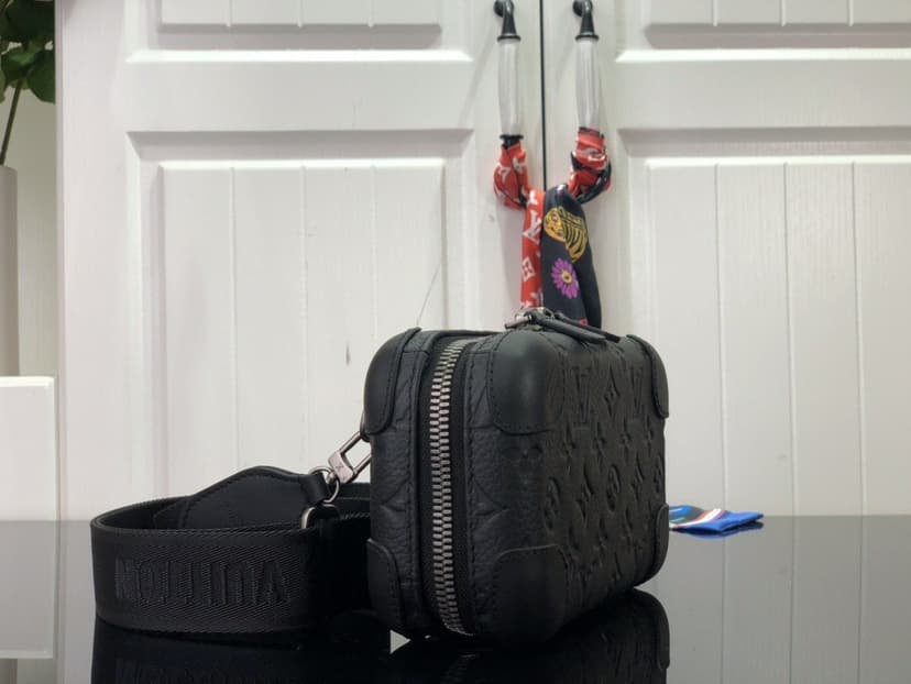 Louis Vuitton Horizon Clutch Black 21cm/ 8.3 in