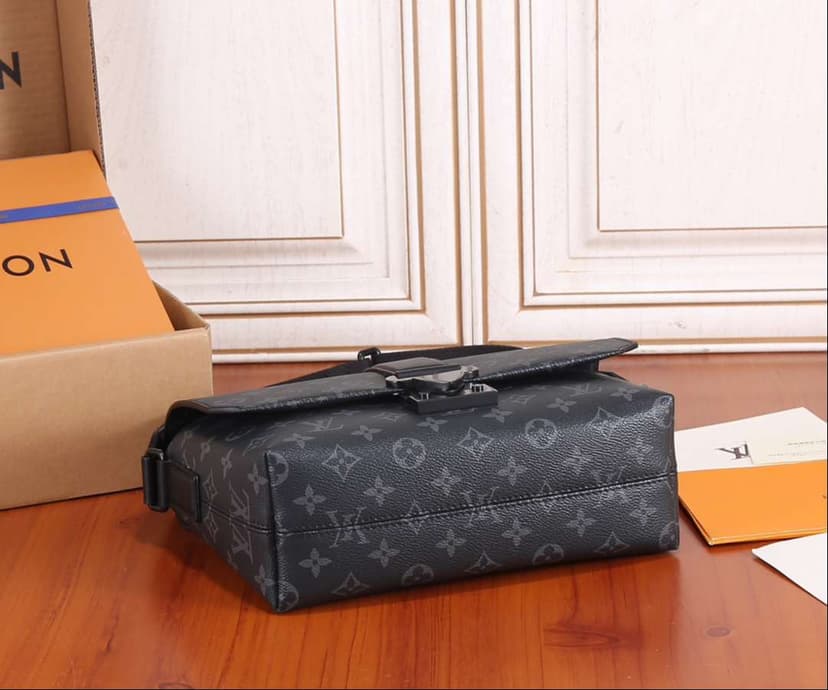 Louis Vuitton S-Cape Messenger Black For Men 28cm / 11in M46794