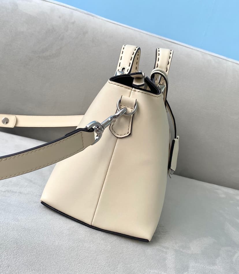 By The Way Medium White For Women, Women's Handbags, Shoulder And Crossbody Bags 10.6in/27cm FF 8BL146