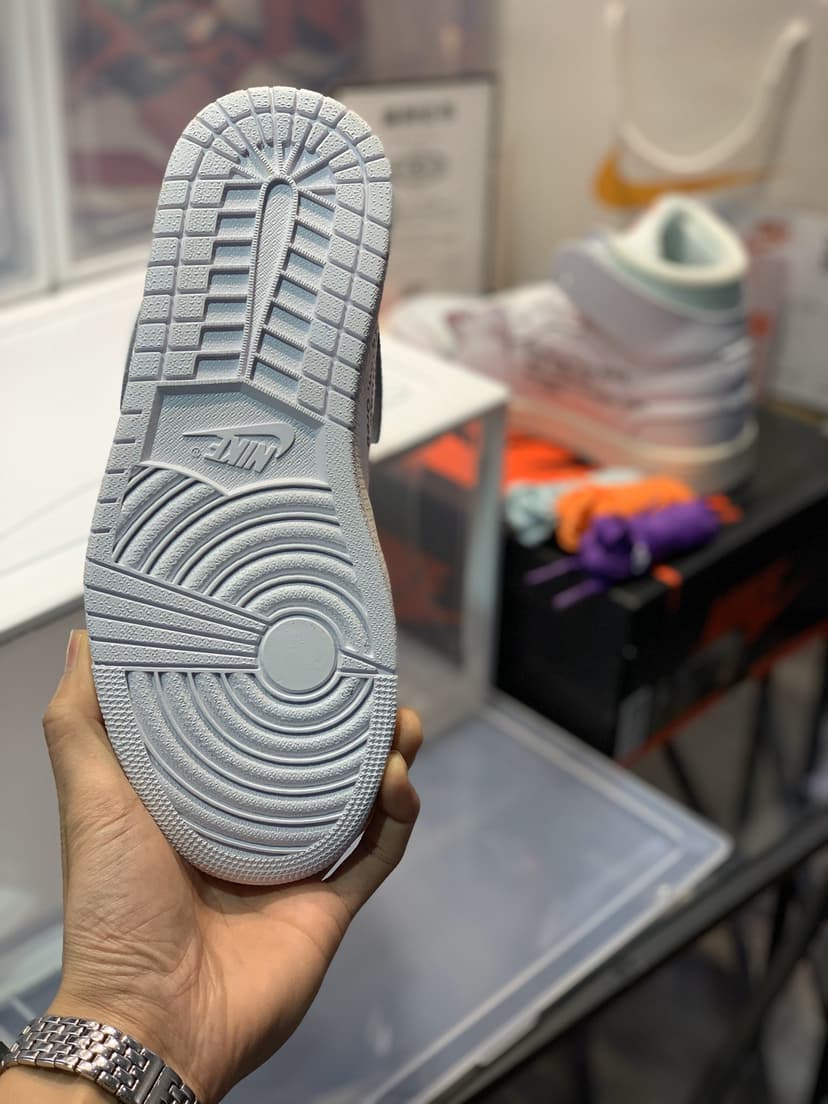 Off-White x Nike Air Jordan 1 Retro High in White Sneaker For Women, Women's Shoes