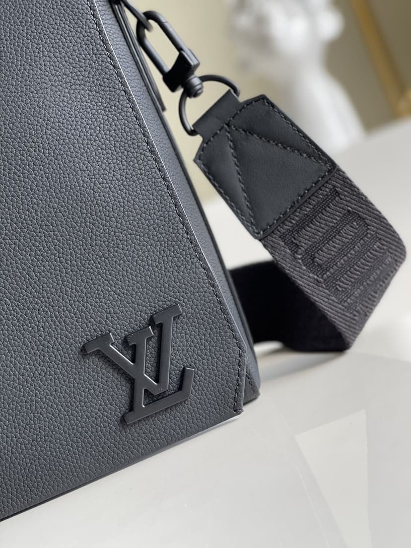 Louis Vuitton Messenger Grain Black For Men, Men's Bags, Shoulder And Crossbody Bags 11in/28cm LV M57080