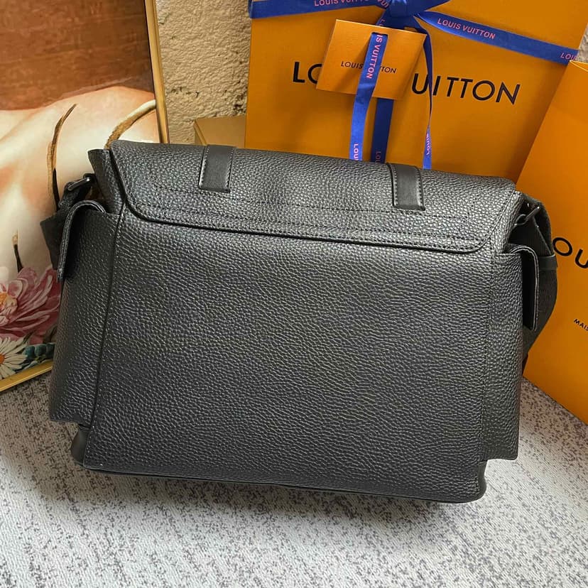 Louis Vuitton Christopher Messenger Taurillon Black For Men, Men's Bags, Shoulder And Crossbody Bags 11.4in/29cm LV M58476