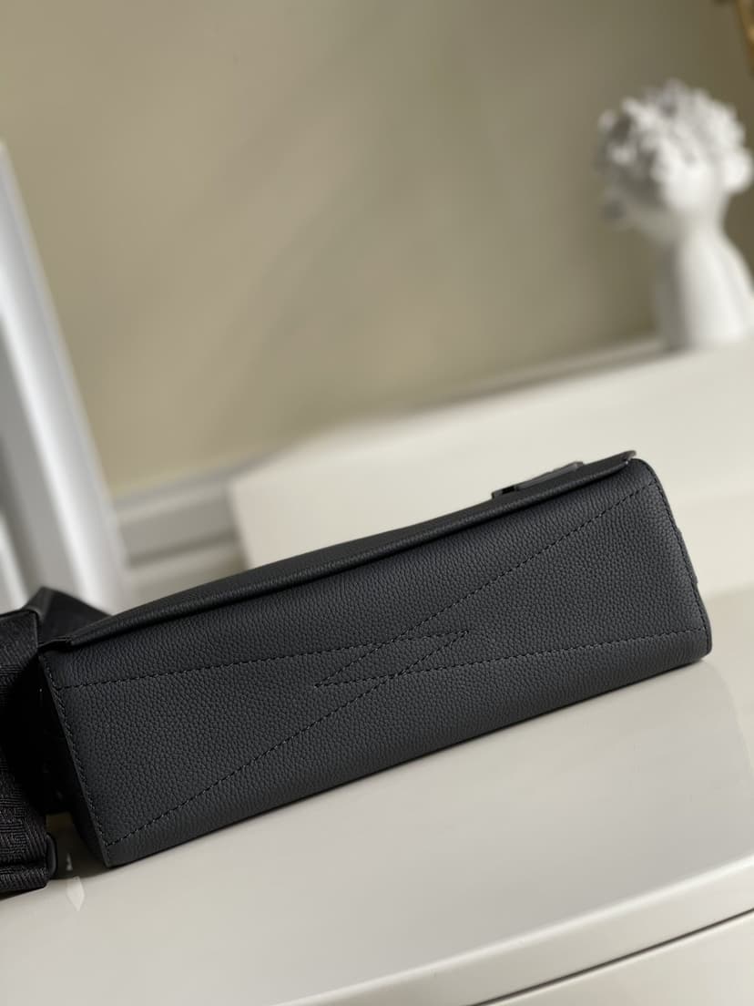 Louis Vuitton Messenger Grain Black For Men, Men's Bags, Shoulder And Crossbody Bags 11in/28cm LV M57080