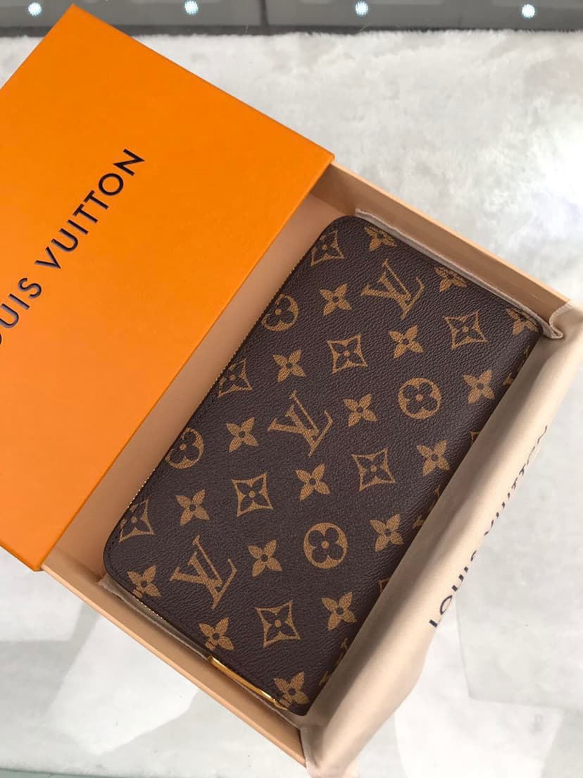 Louis Vuitton Zippy Wallet Monogram Canvas For Women, Women's Wallet 4.1in/10.5cm LV M42616