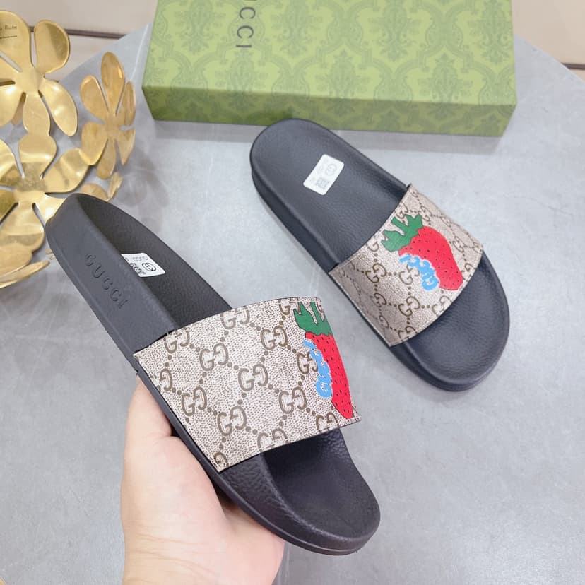 Gucci Men's GG Supreme Slides With Gucci Strawberry Black And Gray For Men 408508 G2200