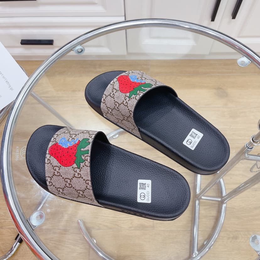 Gucci Men's GG Supreme Slides With Gucci Strawberry Black And Gray For Men 408508 G2200