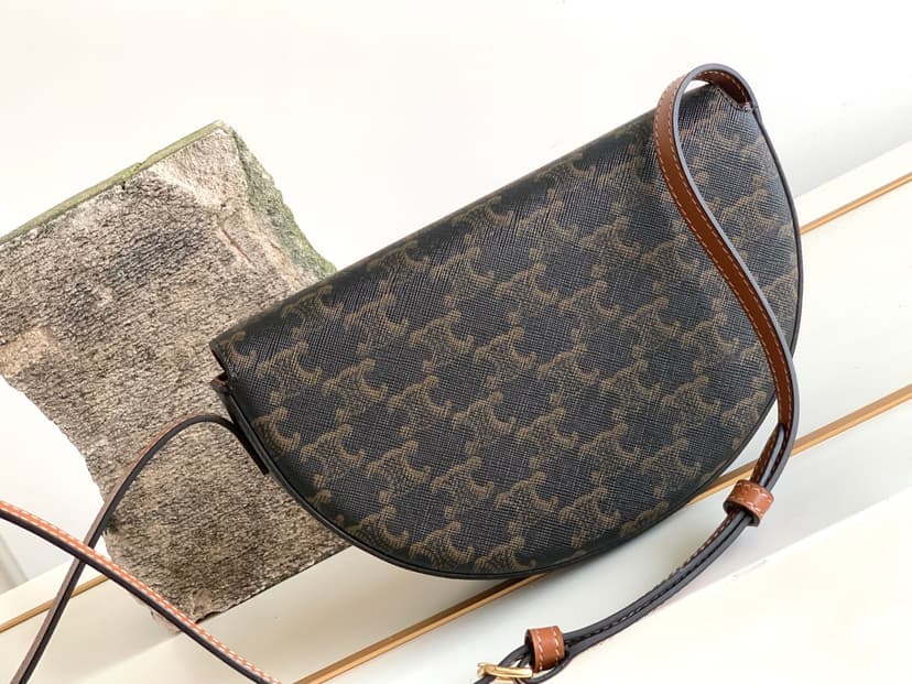 Celine Besace In Triomphe Canvas Bag Brown For Women 9in/23cm?